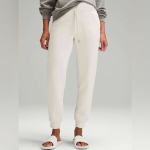 Lululemon Scuba High-Rise Jogger *Full Length Bone Size 6